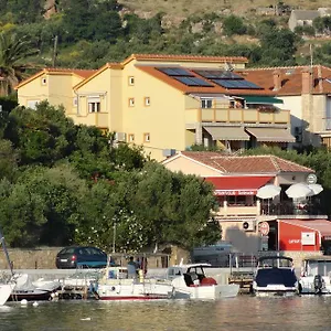 Captain's Club 3*, Banjol Croatia